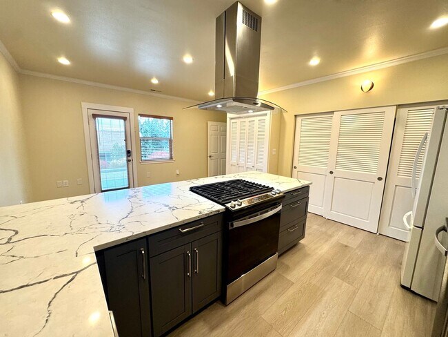 Building Photo - 2-Bed 2 bath Gig Harbor Retreat w/ Sauna &...