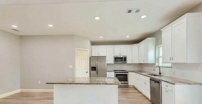 Building Photo - MOVE IN READY