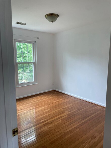 Second bedroom - 7468 Gadsby Square