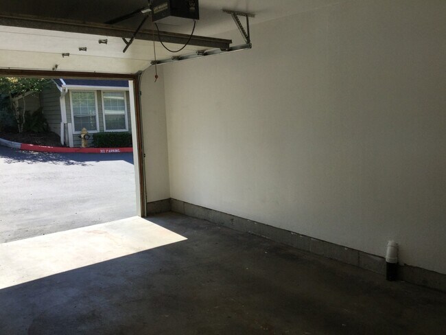 Building Photo - Modern 3-Bedroom Townhome in Prime Everett Location