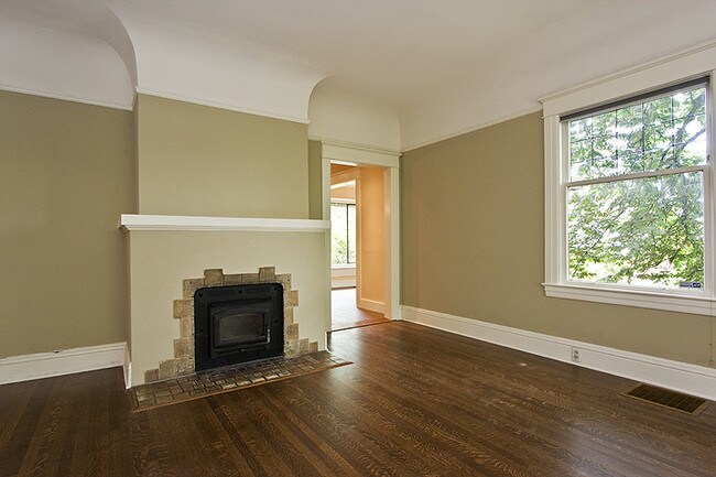 Building Photo - 604 West Galer Street - 2 bedrooms