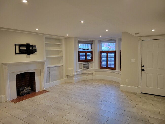 Building Photo - 210 8th St SE