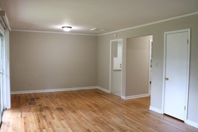 Building Photo - 3-Bedroom thats move-in ready and just wai...