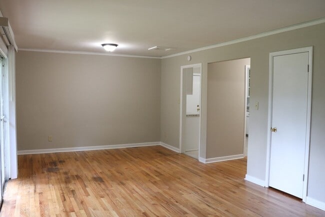 Building Photo - 3-Bedroom thats move-in ready and just waiting for you.