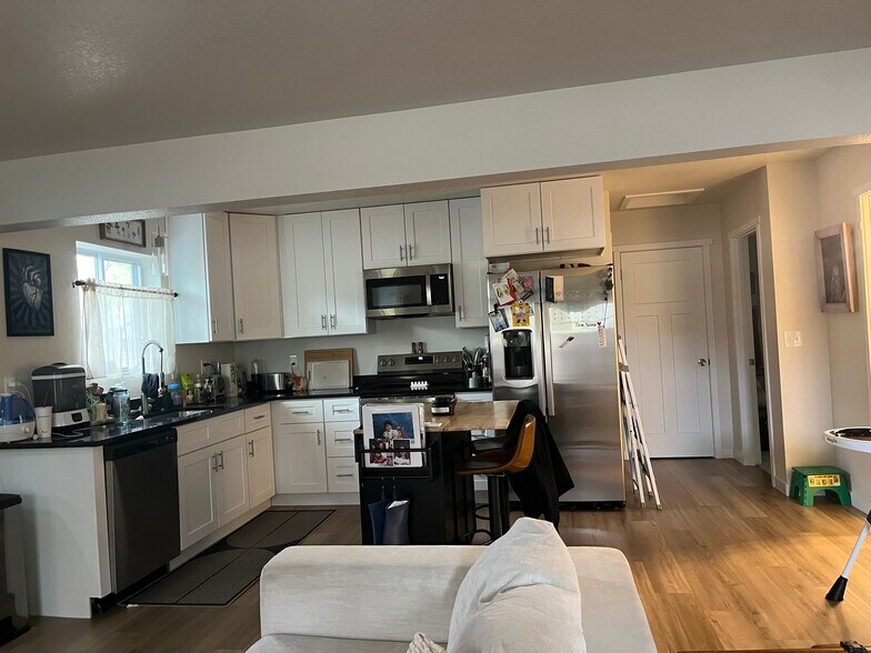 Kitchen - 1338 E 7th St