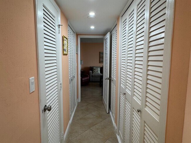 Building Photo - 305 N Pompano Beach Blvd