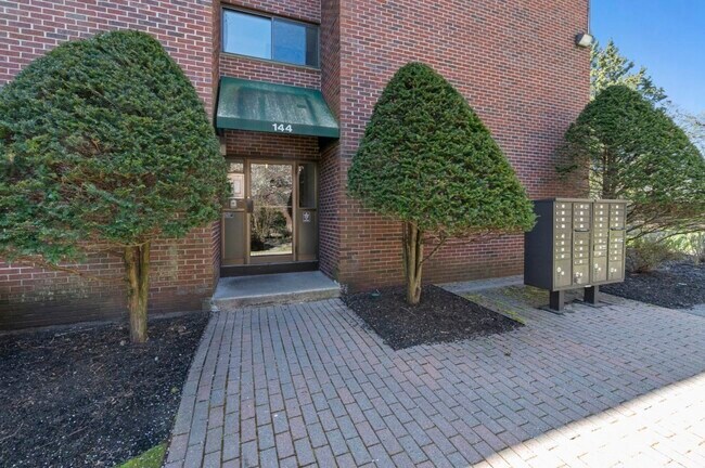 Building Photo - 144 Kenrick St