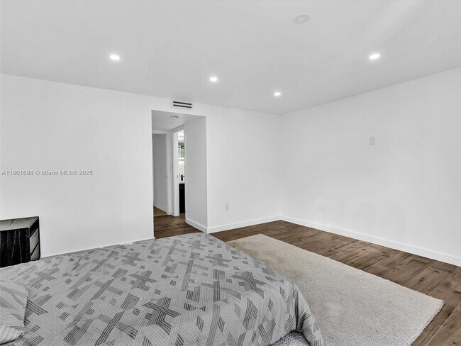 Building Photo - 10000 W Bay Harbor Dr