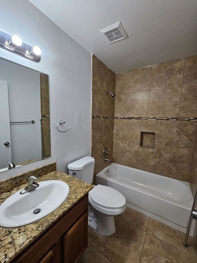 Building Photo - 3 bedroom 2 bath - North Phx home - single...