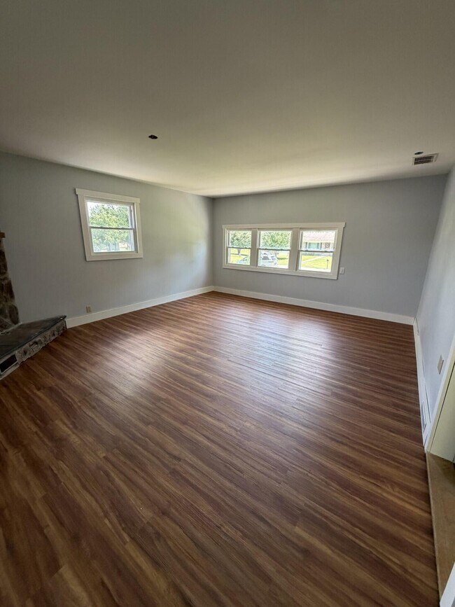 Building Photo - 721 Wayland Dr