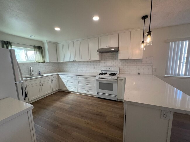 Building Photo - 1250 Bolton Dr
