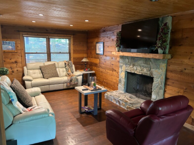 Building Photo - 105 N Arrowhead Dr