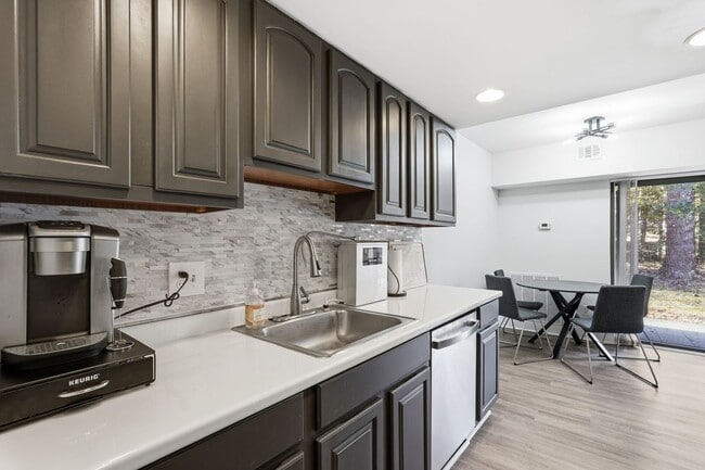 Building Photo - Beautifully Renovated 2-Bedroom Condo in the Heart of Reston!