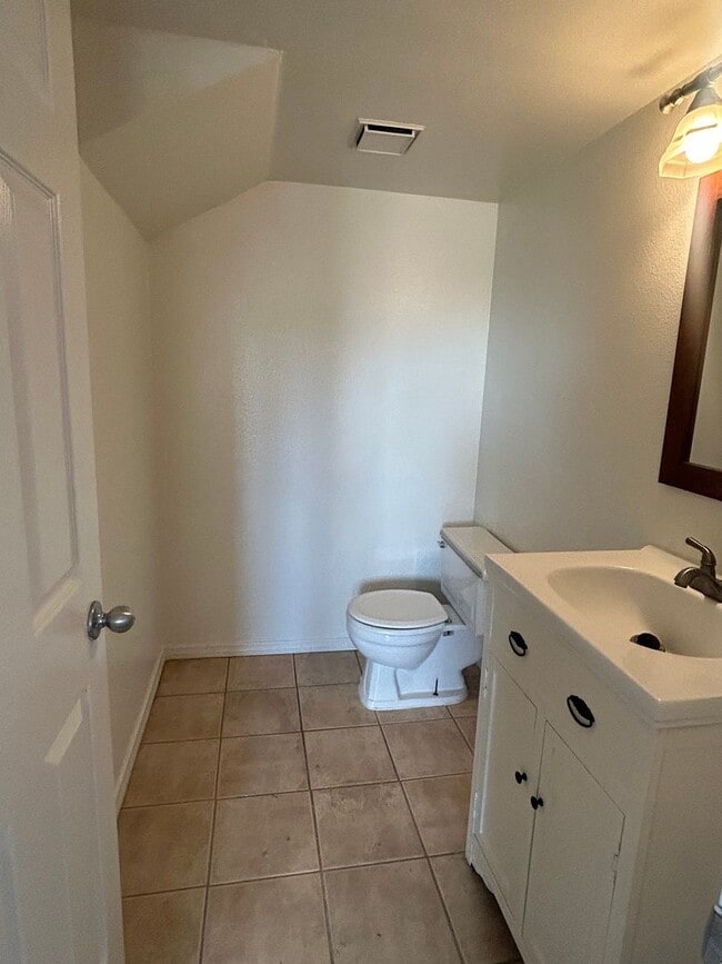 Building Photo - Spacious Double Master Suites Condo for Rent in Quiet Neighborhood in City of La Puente