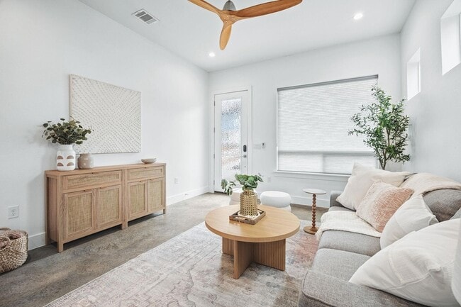 Building Photo - 1218 Eleanor St