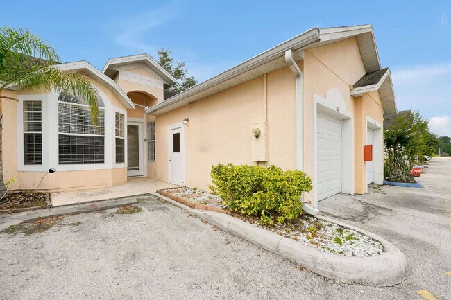 Building Photo - "Charming 3-Bed, 2-Bath Condo Oasis in Orlando – 1,000 Sq Ft of Comfort!"
