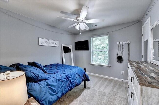 Building Photo - 5880 Vinyard Ln