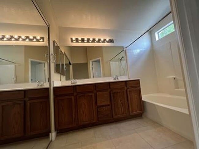 Building Photo - Great Single Story in Silverado Ranch Area
