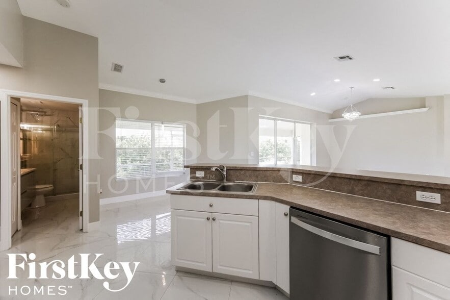 Building Photo - 530 NE 15th Terrace