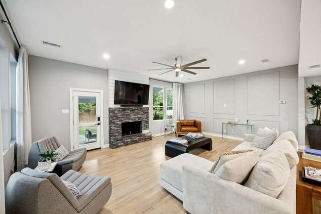 Building Photo - 7018 Blackwood Dr