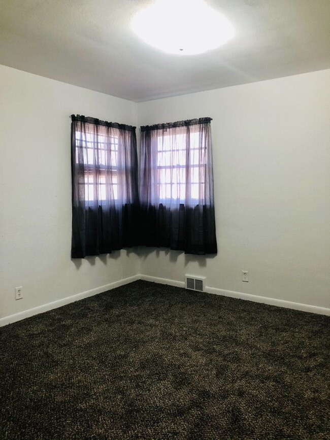 Building Photo - Loves Park 4 Bedroom