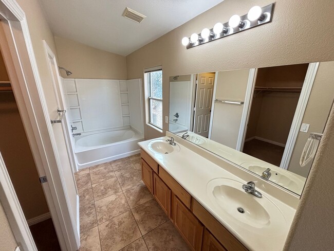 Building Photo - Gorgeous 2Bed/2Bath/1CarGarage TownHouse, located in the NW part of the valley