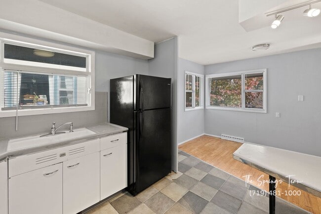 Building Photo - CHARMING WESTSIDE 2BD HOME with A/C - Security Deposit Waiver Available