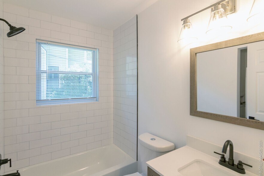 Building Photo - 545 Oakview Rd