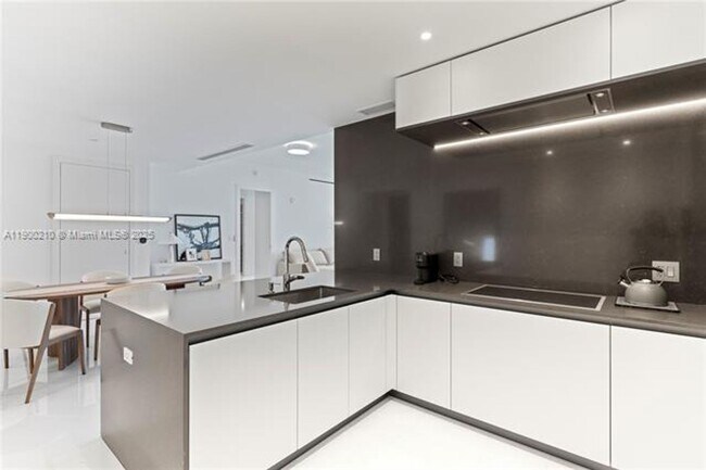 Building Photo - 300 Biscayne Blvd Way