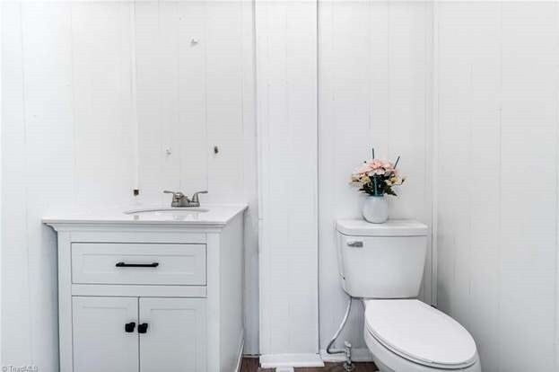 Building Photo - 9 Hawthorne Ln