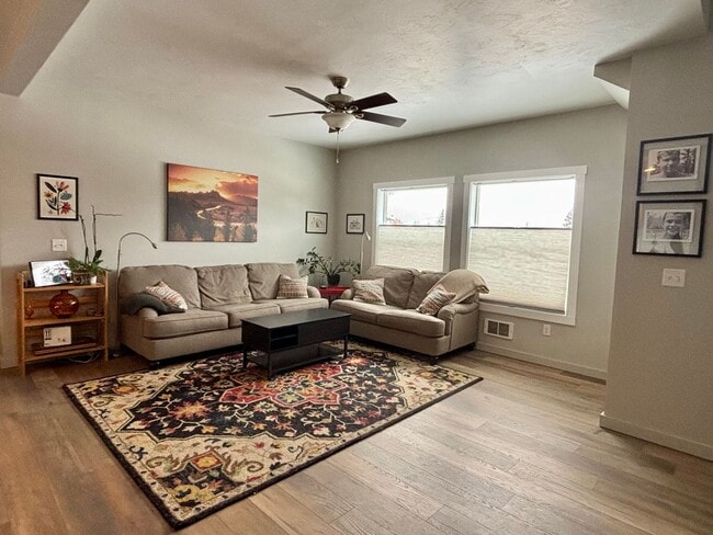 Building Photo - Victor - 4BR 3.5 Bath Townhouse Attached Garage