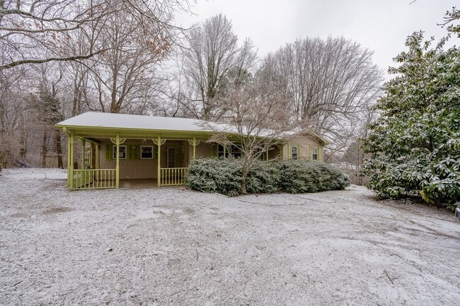 Primary Photo - Adorable 3BR home on 1.65 Acre Park-Like S...