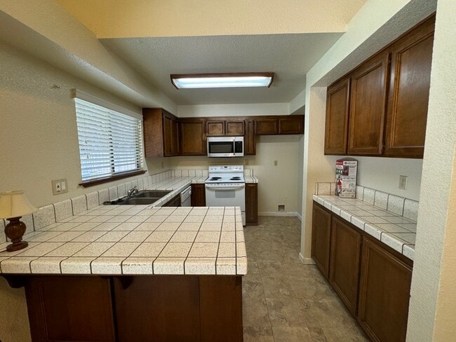Building Photo - Beautifully spacious 3 bedroom 2 bath home...