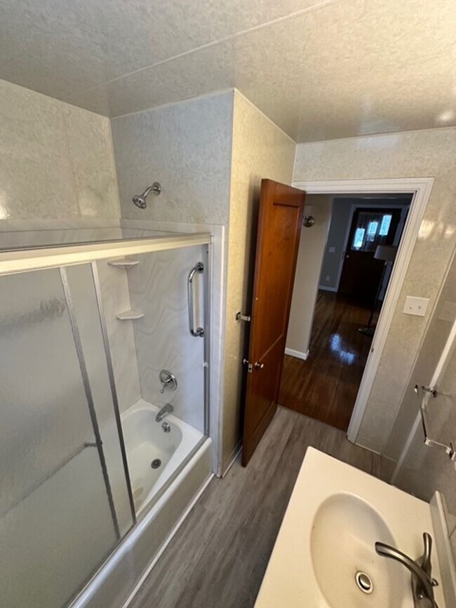 Building Photo - Charming 3-Bedroom Single Family Home For Rent on Glenbrook Road