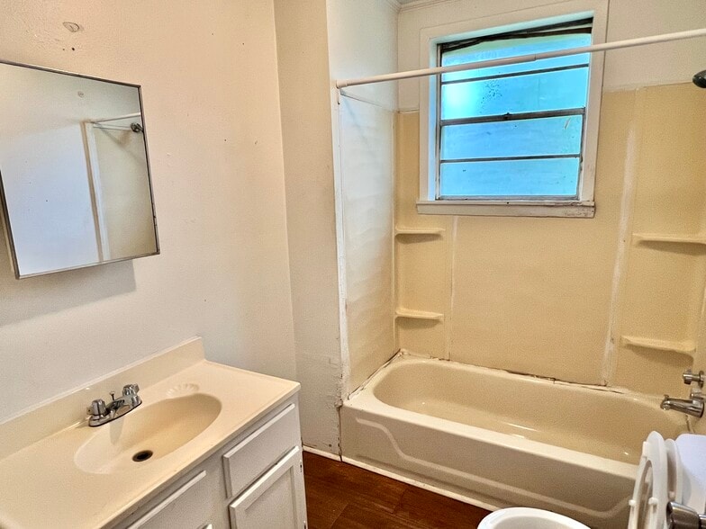 Building Photo - 619 W 3rd St