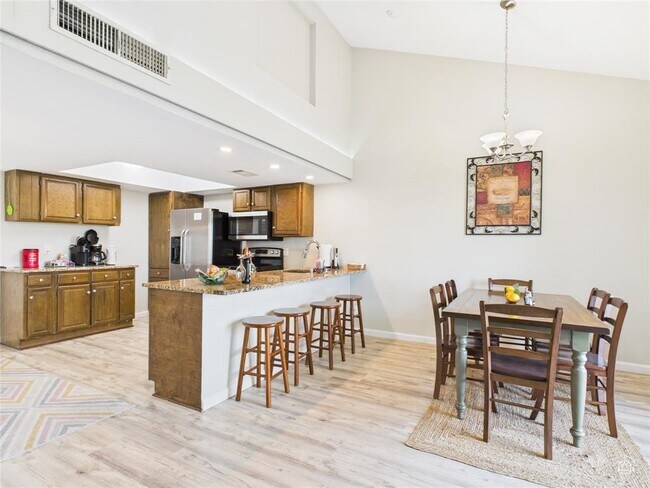 Building Photo - 121 Comanche Dr