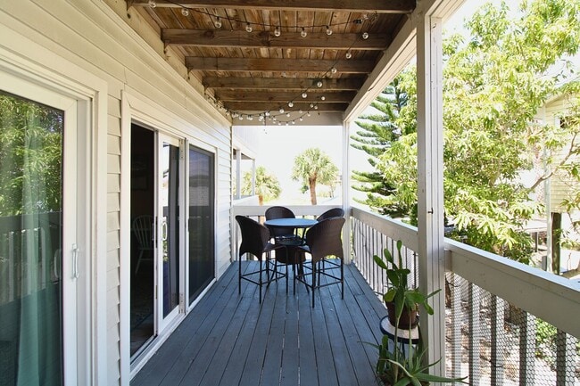 Building Photo - Beachside Bliss: Stunning 2 Bed, 2 Bath Co...