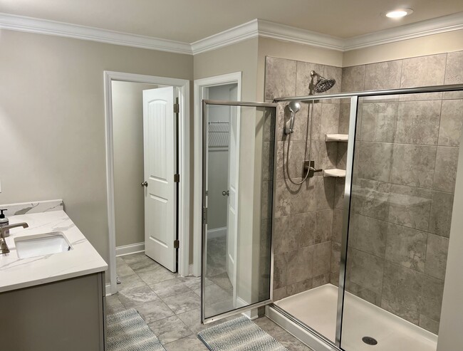 Owner Ensuite - 639 Newlyn Dr