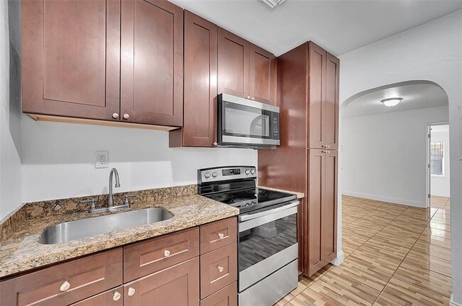 Building Photo - 1646 NE 150th St