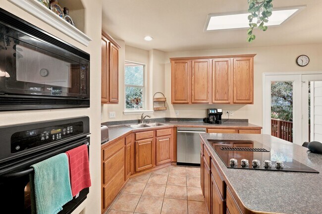 Building Photo - 9915 Alms Park Dr
