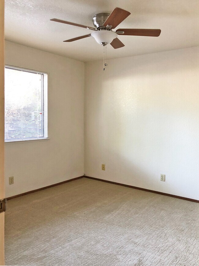 Building Photo - 1212 Sacramento W Ave