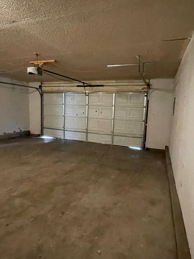 Building Photo - STUDENTS WELCOME! 4 Bed 2 Bath Home in West Ft Collins w/ Garage and Fenced Yard