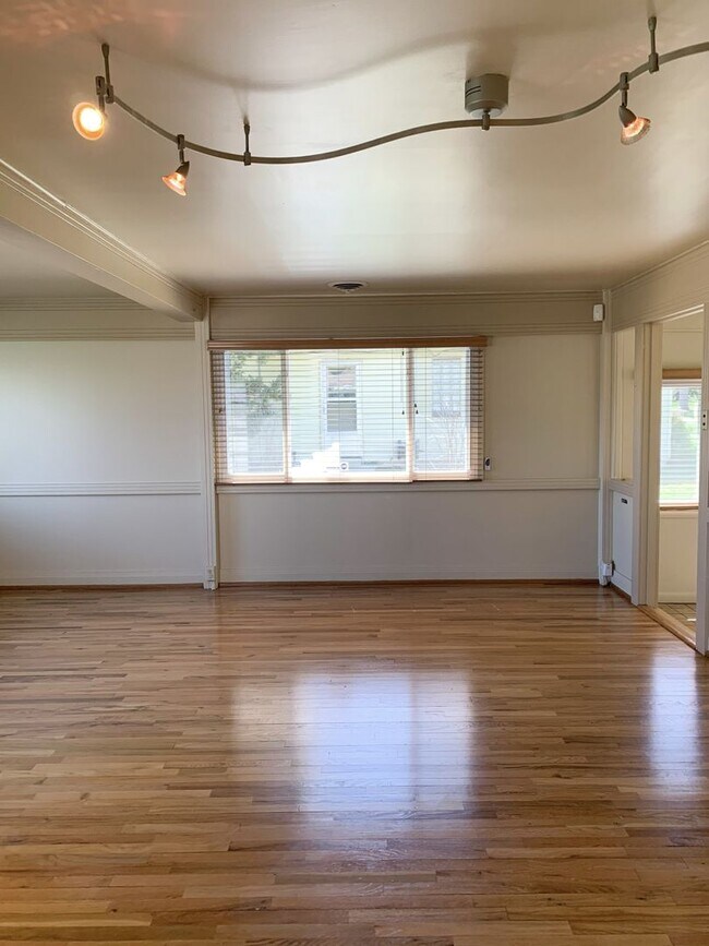 Building Photo - Evolve Real Estate: Available 6/6/2026! Quaint 3 Bedroom Ranch with Huge Yard in University Hills...