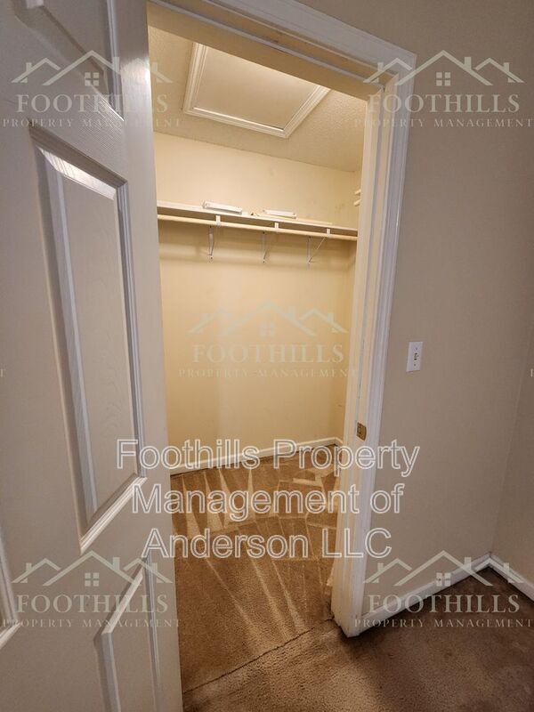 Building Photo - 1419 Oak Hill Dr