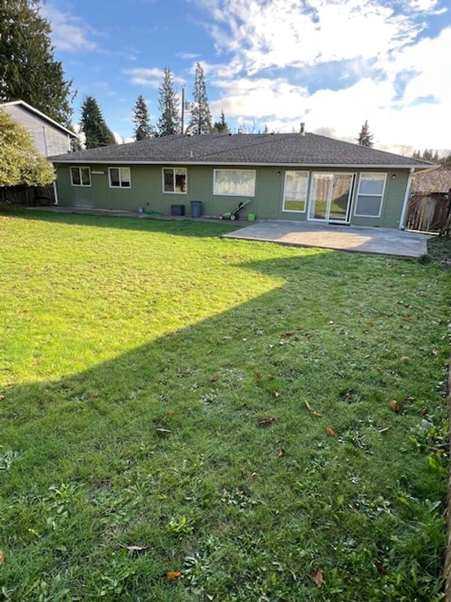 Building Photo - 4 Bedroom, 2 Bath Rambler, Large Fenced back yard, Attached Garage.