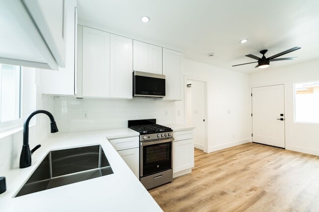 Building Photo - 7020 Schroll St