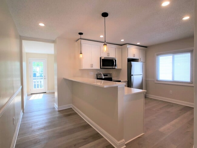 Building Photo - Large House with A/C, deck, updated kitchen, laundry, pet friendly September 1st