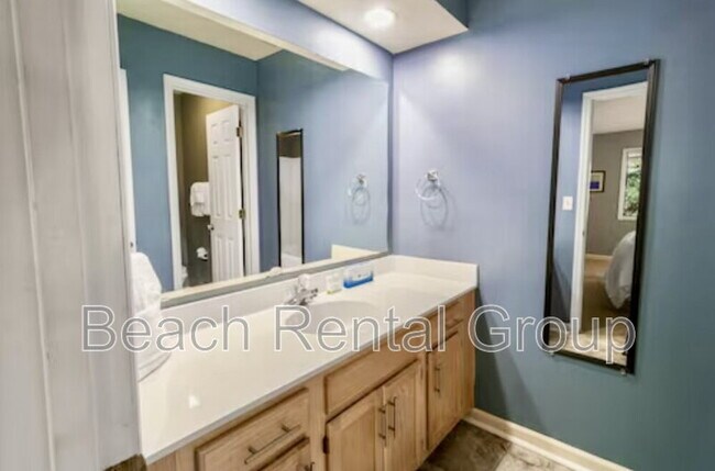 Building Photo - 4109 Pinehurst Cir