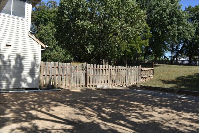 Building Photo - 16407 Westglen Farms Dr