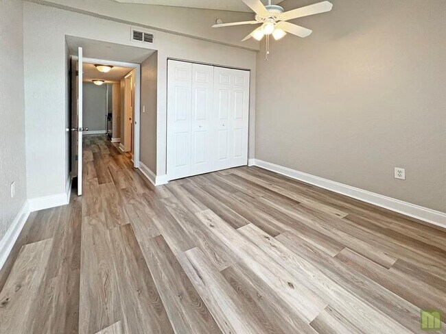 Building Photo - 2811 N Oakland Forest Dr